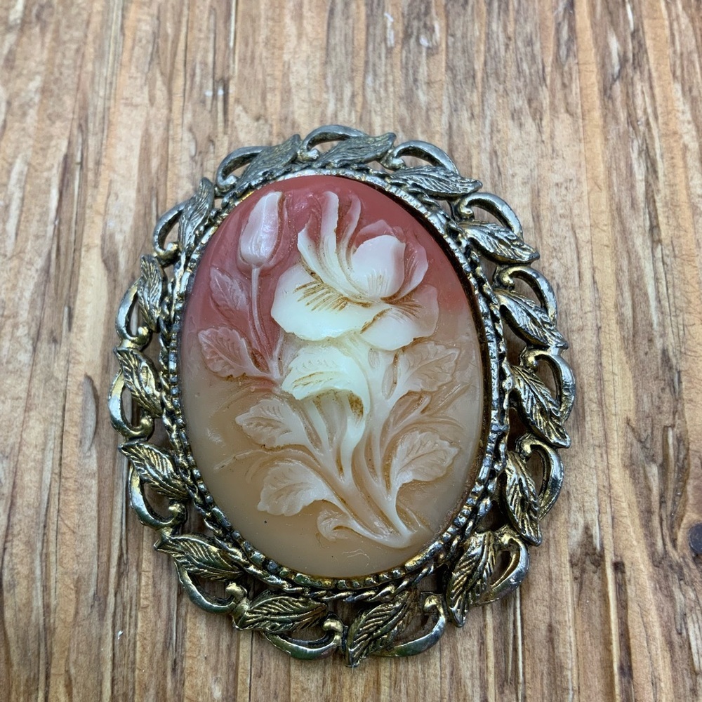 Cameo Vintage Salmon Pink Carved Resin Flower Floral Gold Tone Brooch